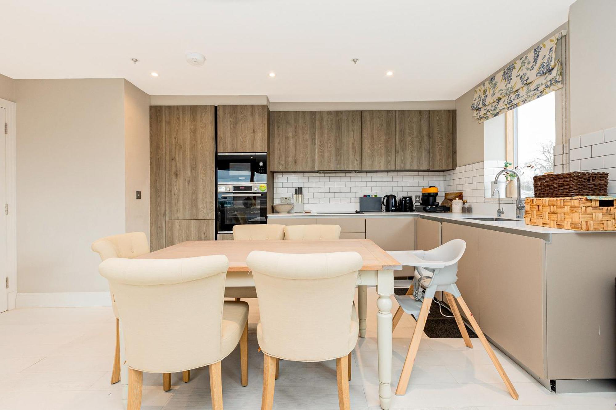 Stylish 2br Flat, 6 Min Chiswick Park Tube Apartment